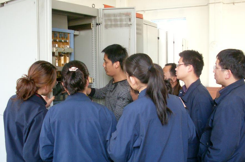 保定伊諾爾電氣新春大練兵--關(guān)于電氣設(shè)備的技術(shù)培訓(xùn)及現(xiàn)場實(shí)踐